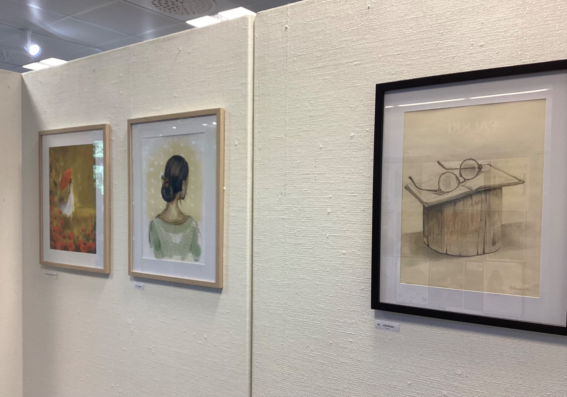 Digimaalausprinttejä + oikealla puukynäpiirros ”LUKUTAUKO”